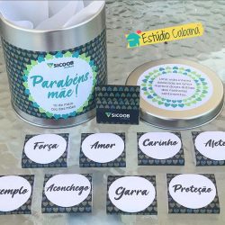 Brinde personalizado para Dia das Mães com lata e tabletes de chocolate.