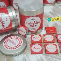 Brinde personalizado para Dia das Mães com lata e tabletes de chocolate.