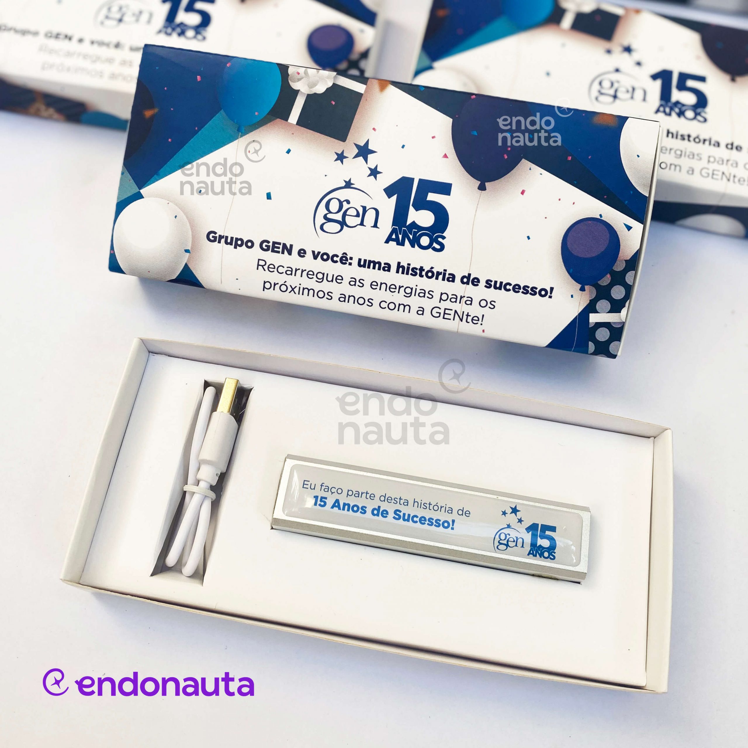 brinde com carregador portátil e caixa personalizada aniversário da empresa