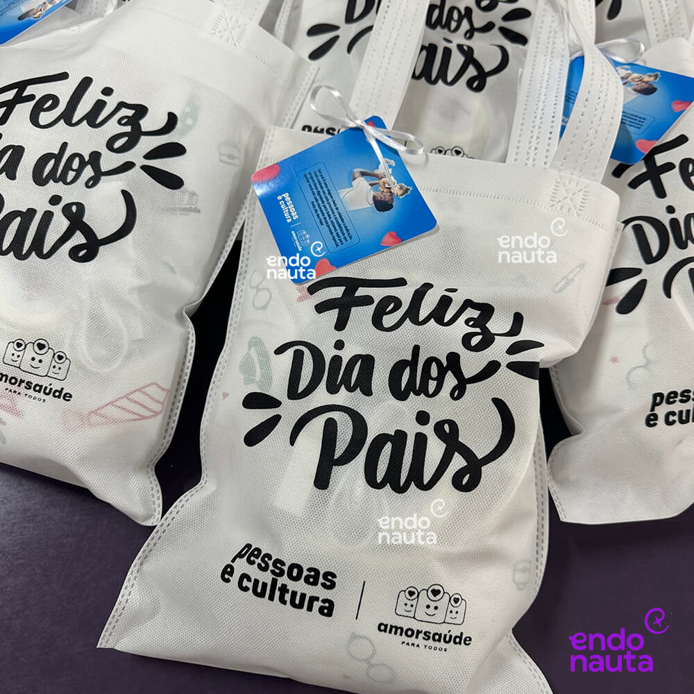 KIT VIAGEM PARA O DIA DOS PAIS NA EMPRESA COM SACOLA ECOBAG, ALMOFADA DE PESCOÇO E HEADPHONE FONE DE OUVIDO PERSONALIZADO.
