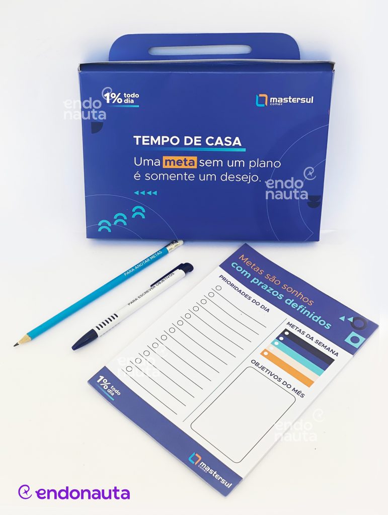 Kit personalizado corporativo para ação de aniversário de empresa de tempo de casa do colaborador.