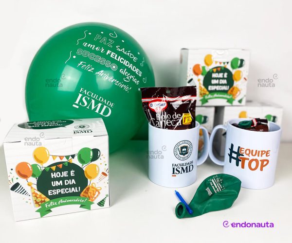 Kit Assopre Velinhas Caneca é um brinde criativos corporativo para o aniversário do colaborador com caneca, bolo de caneca, bexiga personalizada e velinha.