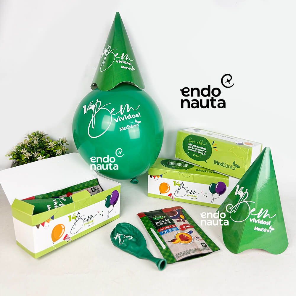 BRINDE PARA ANIVERSÁRIO DA EMPRESA COM CAIXA, BOLO DE CANECA, CHAPEU PERSONALIZADO E VELA