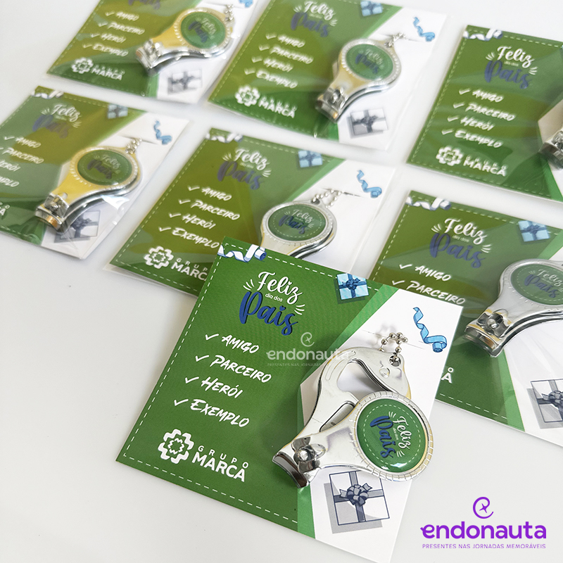 Brinde personalizado com cartão e chaveiro 3 em 1 cortador de unhas para brinde corporativo de dia dos pais.