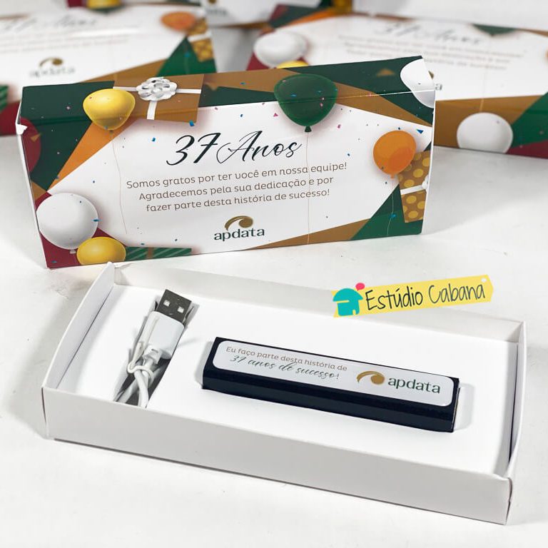 brinde com carregador portátil e caixa personalizada aniversário da empresa