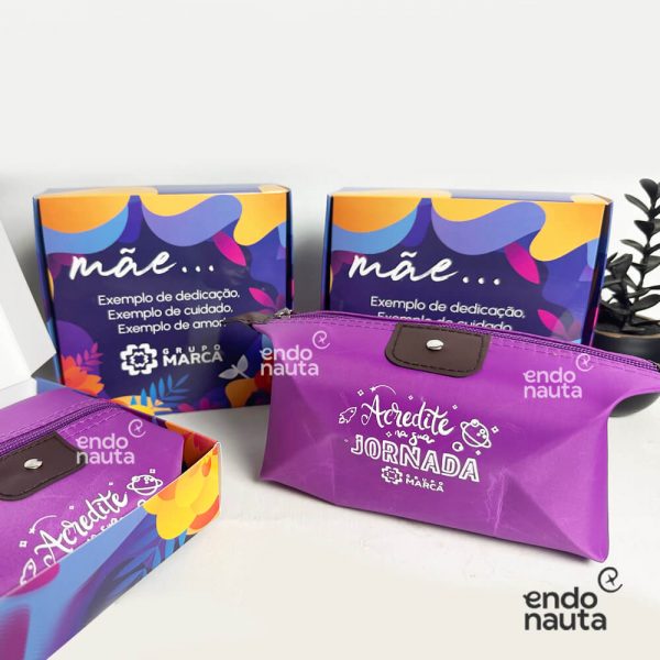 Brinde com caixa e necessaire personalizada para dia das mães na empresa.