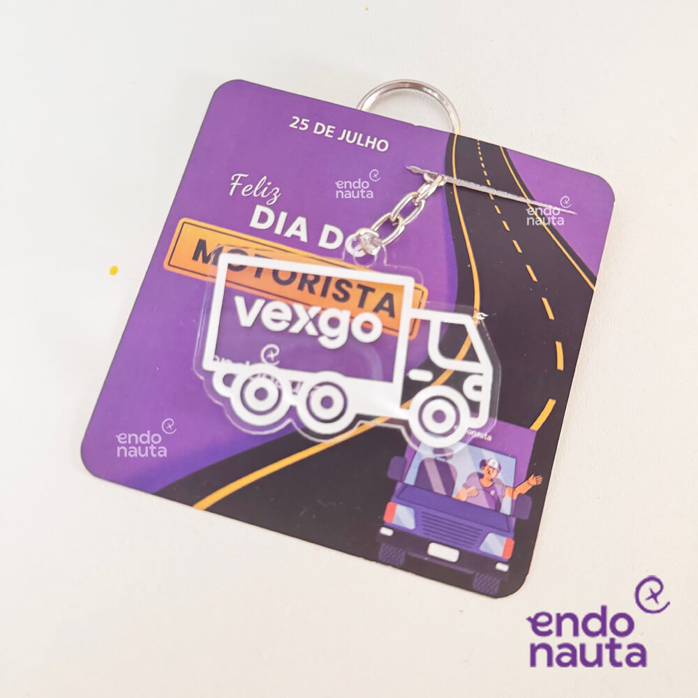 Cartão com chaveiro acrílico de caminhão para brinde de dia do motorista.