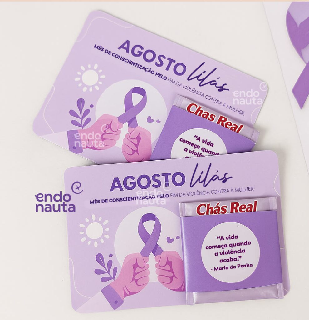 Brinde personalizado corporativo com cartão e sachê de chá personalizado para agosto lilás