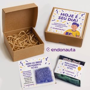 Brinde criativo para o aniversário do colaborador com kit spa, escalda pés e chá personalizado.
