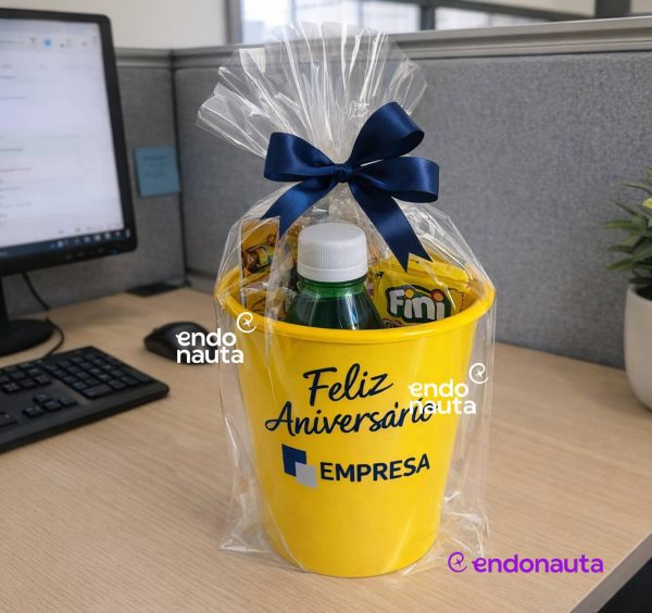 Brinde aniversário empresa com balde pipoca, guaraná, bala e pipoca