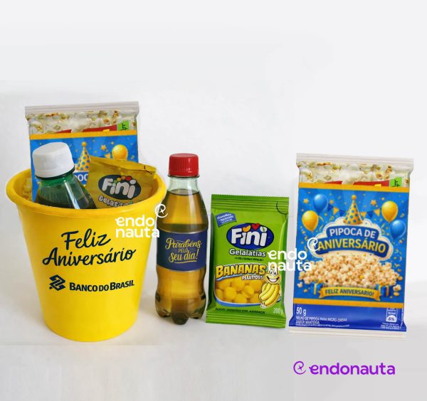 Brinde aniversário empresa com balde pipoca, guaraná, bala e pipoca